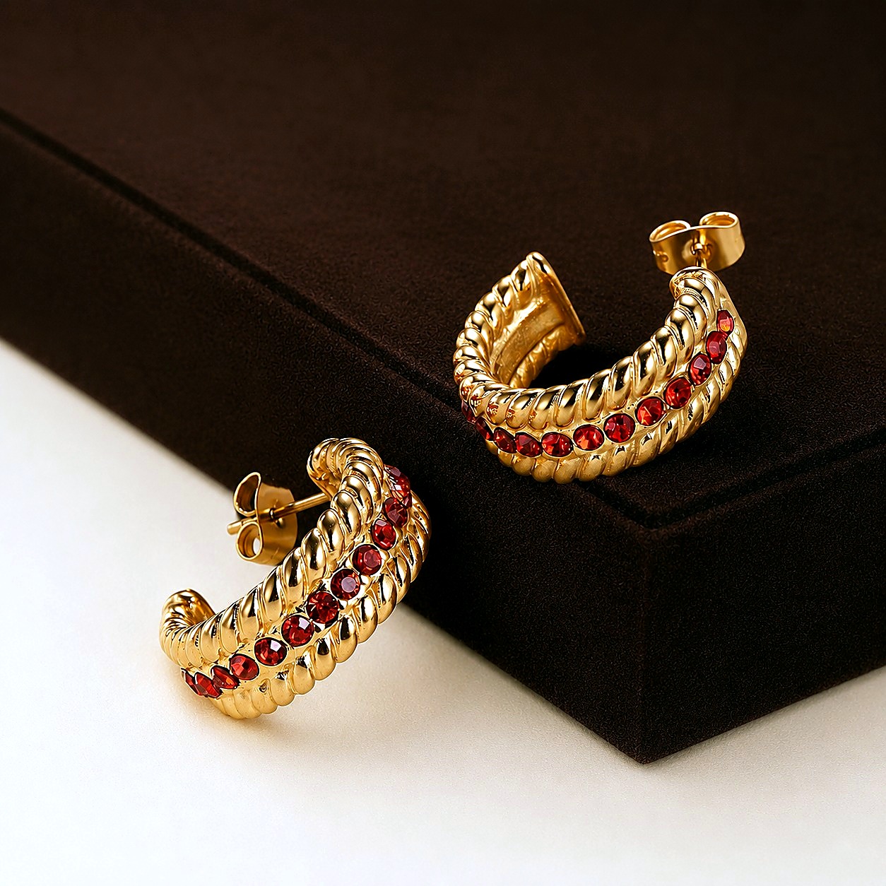 Aretes Aro Dorado Cristal Rojo