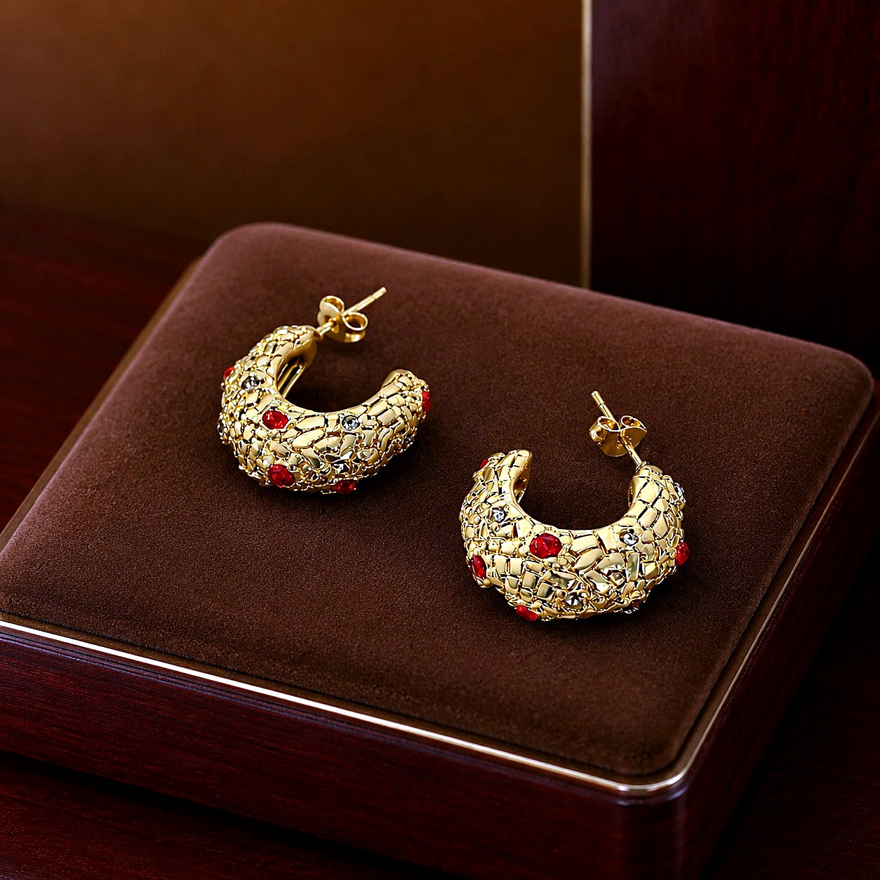 Aretes Aro Dorado Cristales Rojos