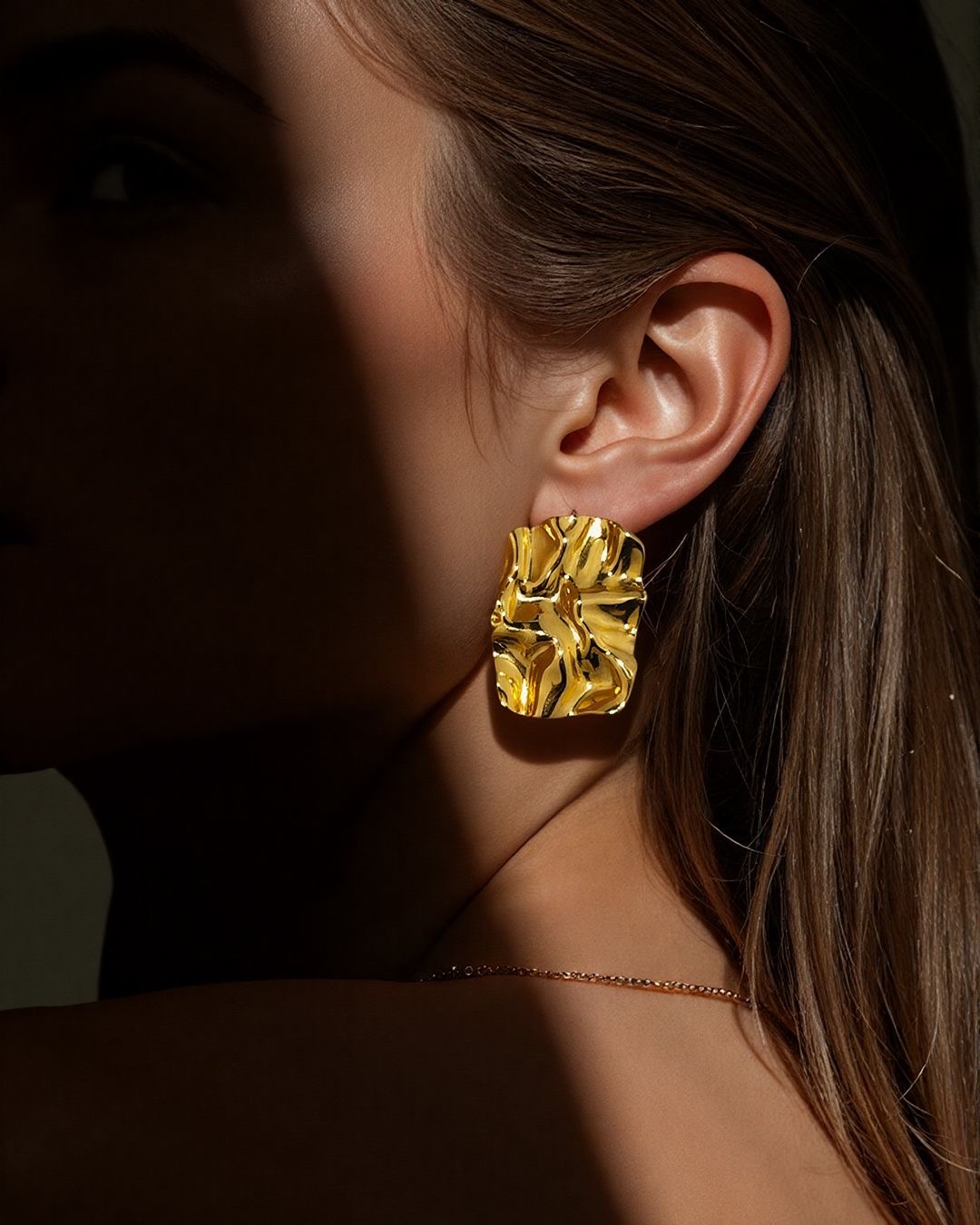 Aretes Cuadrado Arrugado Dorado