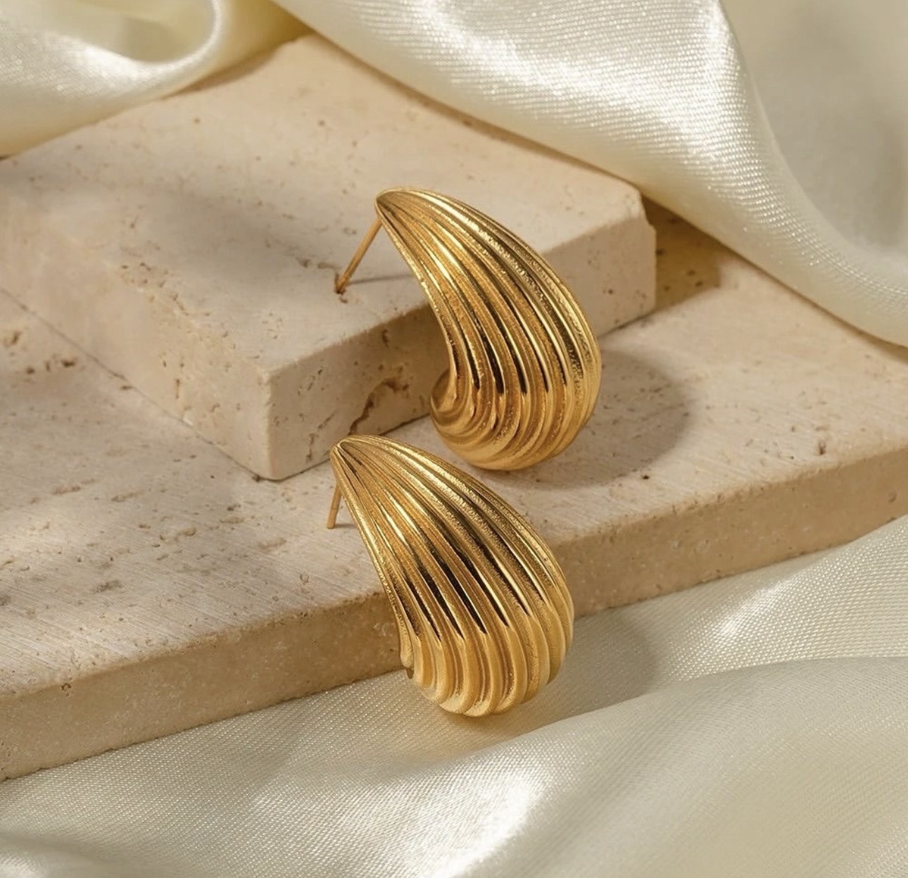 Aretes Gota Acanalada Dorada